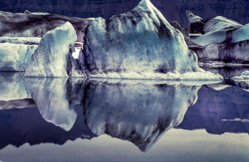 Die Eisberge schillern in vieln Farben